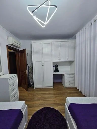 Tirane, jepet me qera apartament 3+1 Kati 3, 145 m² 1.200 € (Kopshti Botanik)