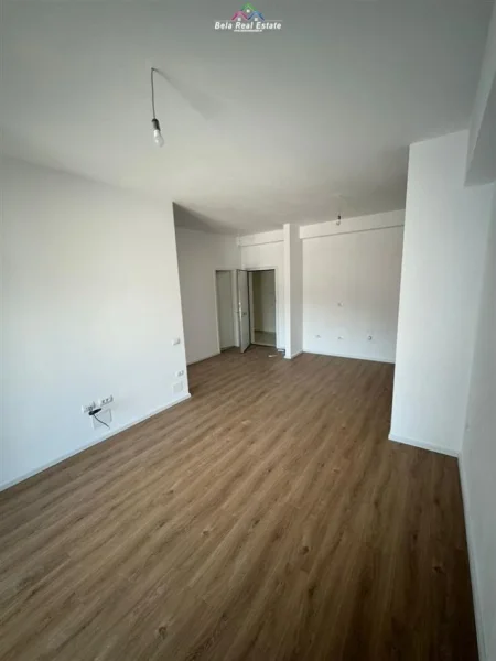 Tirane, jepet me qera zyre Kati 6, 66 m² 400 € (ali demi)