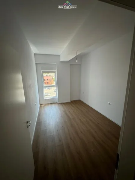 Tirane, jepet me qera zyre Kati 6, 66 m² 400 € (ali demi)