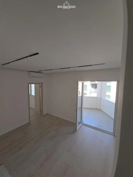 Tirane, jepet me qera zyre Kati 4, 66 m² 400 € (fusha e aviacionit)