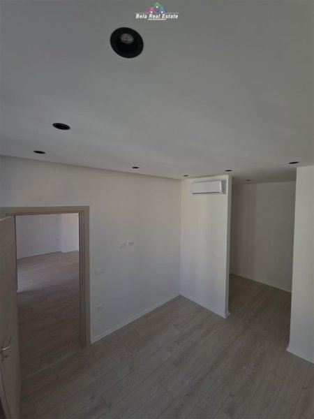 Tirane, jepet me qera zyre Kati 4, 66 m² 400 € (fusha e aviacionit)