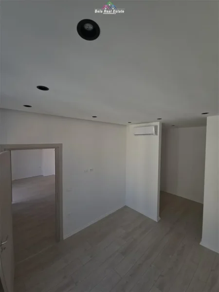 Tirane, jepet me qera zyre Kati 4, 66 m² 400 € (fusha e aviacionit)