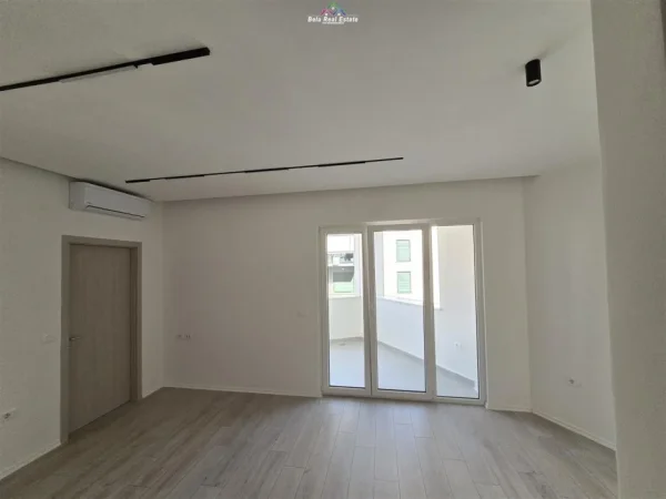 Tirane, jepet me qera zyre Kati 4, 66 m² 400 € (fusha e aviacionit)