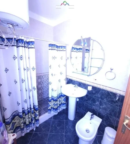Tirane, jepet me qera apartament 2+1 Kati 8, 120 m² 800 € (Ish Ekspozita)