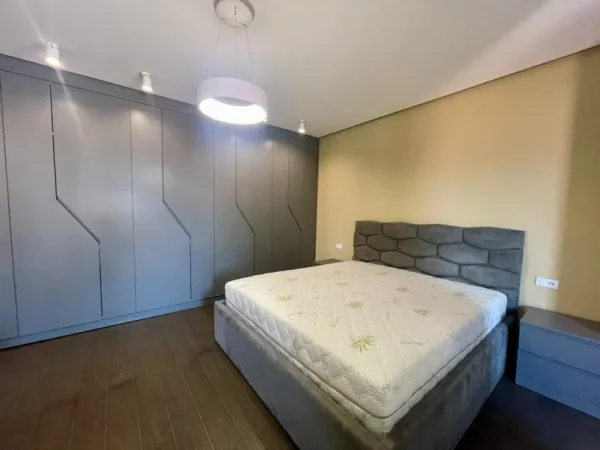 Tirane, jepet me qera apartament 3+1 Kati 4, 170 m² 700 € (Unaza e Re)