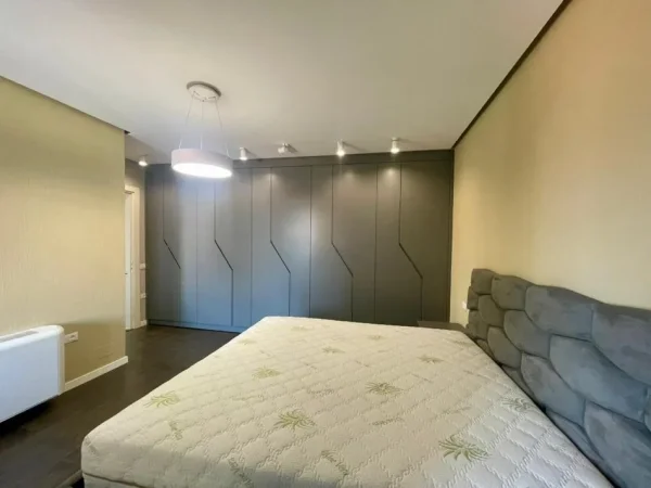 Tirane, jepet me qera apartament 3+1 Kati 4, 170 m² 700 € (Unaza e Re)