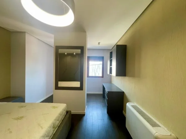Tirane, jepet me qera apartament 3+1 Kati 4, 170 m² 700 € (Unaza e Re)