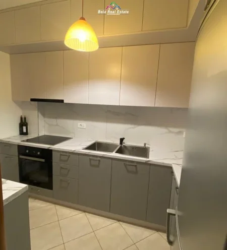 Tirane, jepet me qera apartament 2+1 Kati 6, 100 m² 700 € (pallati me shigjeta)