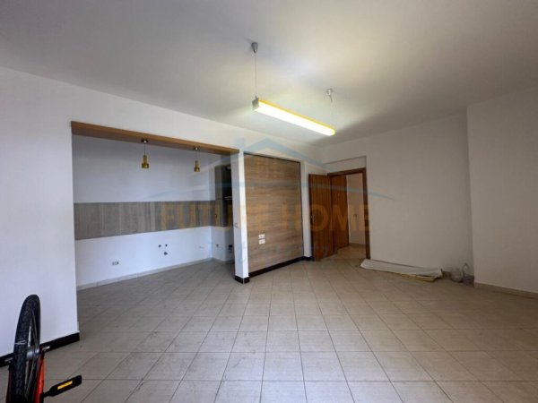 Tirane, shitet apartament 2+1 Kati 11, 101 m² 170.000 € (Rruga e Kavajes, prane Delijorgjit)