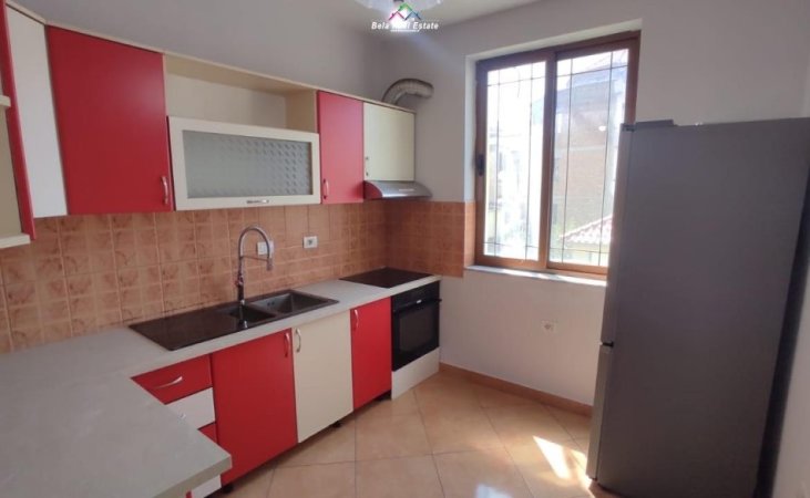 Tirane, jepet me qera Vile 3+1 Kati 3, 180 m² 850 € (Rruga e Kavajes)