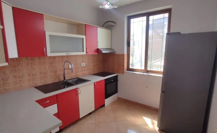 Tirane, jepet me qera Vile 3+1 Kati 3, 180 m² 850 € (Rruga e Kavajes)