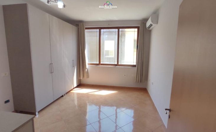 Tirane, jepet me qera Vile 3+1 Kati 3, 180 m² 850 € (Rruga e Kavajes)