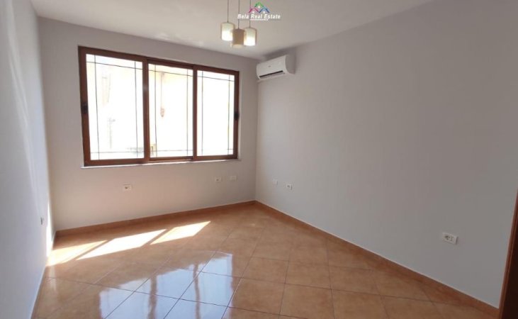 Tirane, jepet me qera Vile 3+1 Kati 3, 180 m² 850 € (Rruga e Kavajes)
