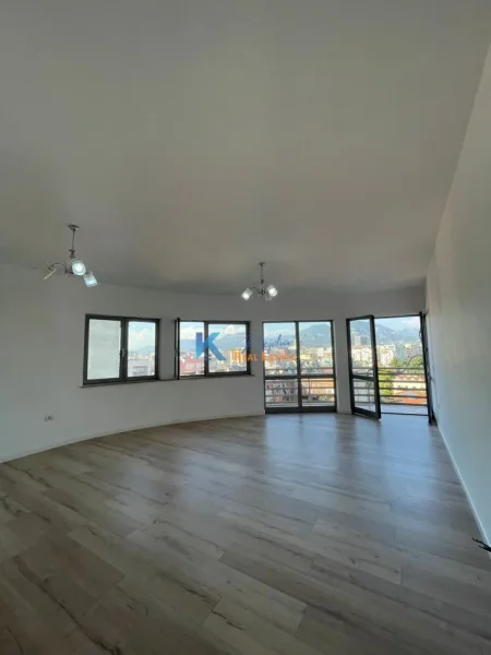 Tirane, shes apartament 1+1+Ballkon Kati 8, 147.000 € (Zogu i Zi)