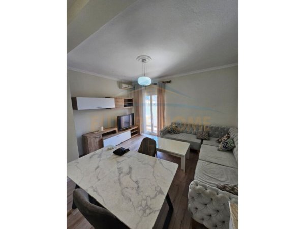 Tirane, jepet me qera apartament 2+1 Kati 3, 85 m² 600 € (Blloku)