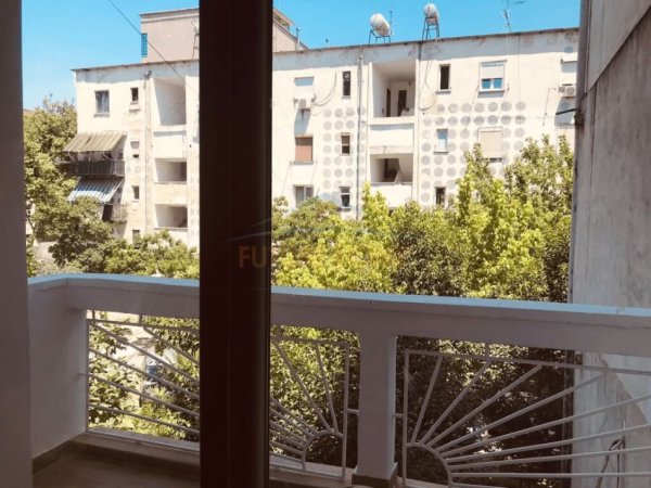 Tirane, jepet me qera apartament 2+1 Kati 3, 80 m² 600 € (Harry Fultz , Tiranë.)