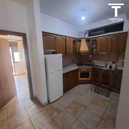 Tirane, jepet me qera apartament 3+1 Kati 6, 100 m² 700 € (MINE PEZA)