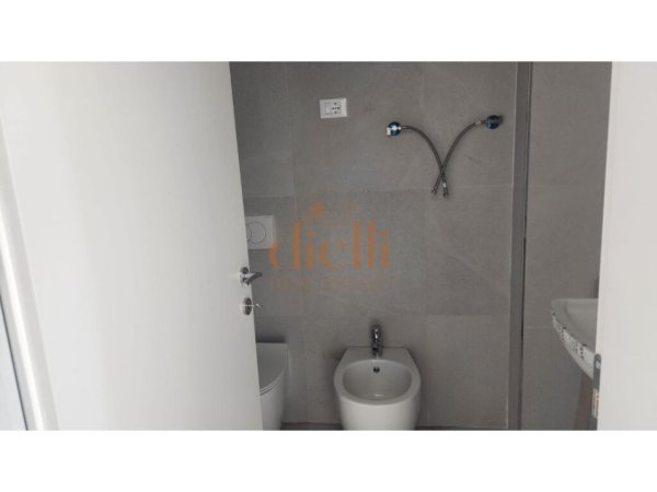 Tirane, jepet me qera apartament 2+1+Aneks+Ballkon Kati 11, 135 m² 1.000 € 