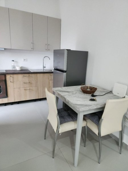 Tirane, jepet me qera garsonier Kati 0, 320 € (ali demi)
