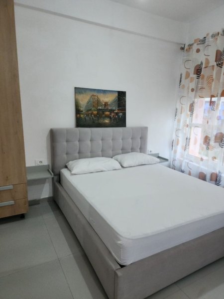 Tirane, jepet me qera garsonier Kati 0, 320 € (ali demi)