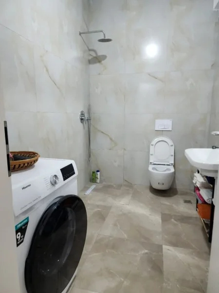 Tirane, jepet me qera garsonier Kati 0, 320 € (ali demi)