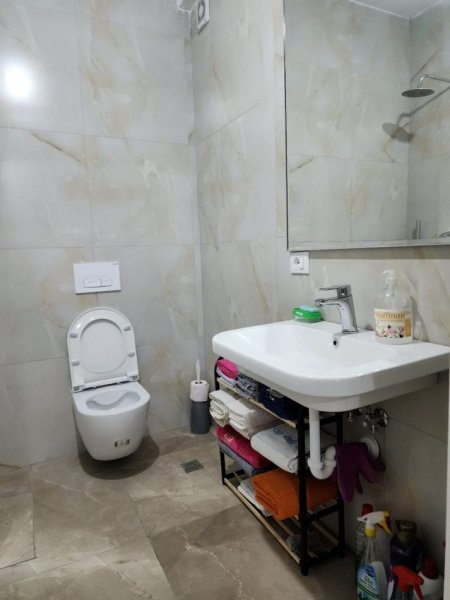 Tirane, jepet me qera garsonier Kati 0, 320 € (ali demi)