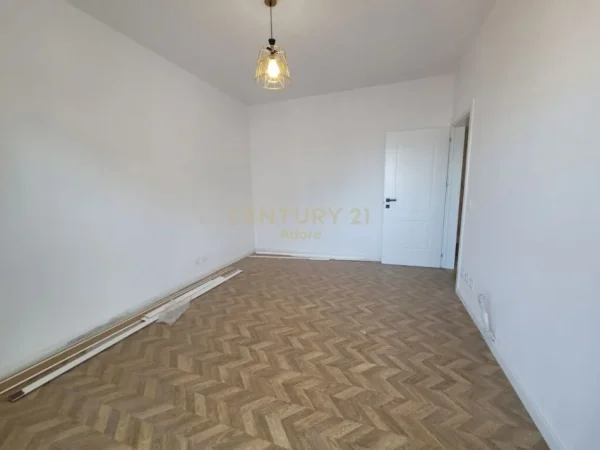 Tirane, shitet apartament 2+1+Ballkon Kati 3, 87 m² 180.000 € (kodras e diellit)