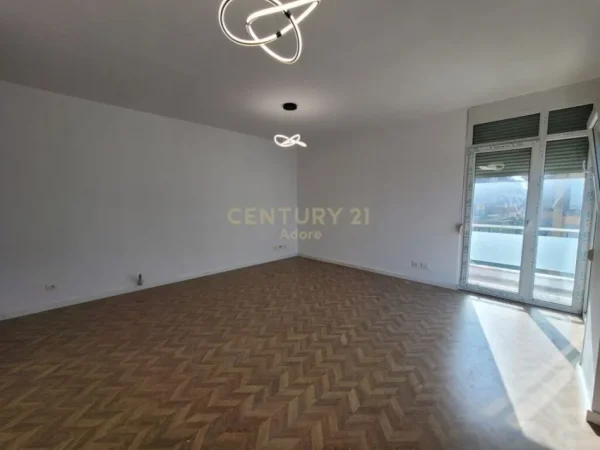 Tirane, shitet apartament 2+1+Ballkon Kati 3, 87 m² 180.000 € (kodras e diellit)