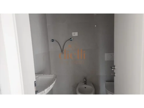 Tirane, jepet me qera apartament 2+1+Aneks+Ballkon Kati 3, 1.000 € (Lake View Residence)