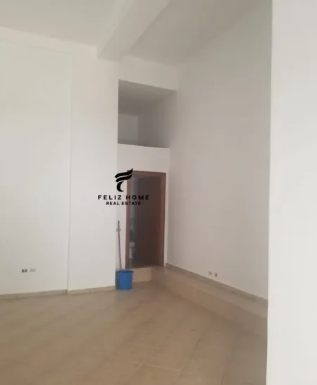 Tirane, shitet dyqan Kati 0, 32 m² 70.000 € (UNAZA E RE)