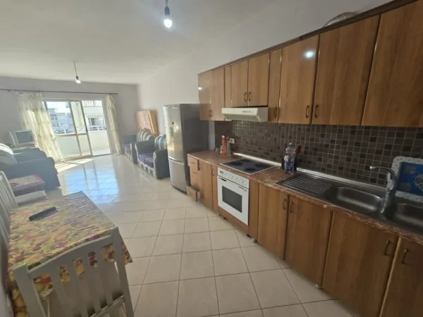 Tirane, jepet me qera apartament 1+1+Ballkon Kati 4, 86 m² 300 € (fizika berthamore, fresk)