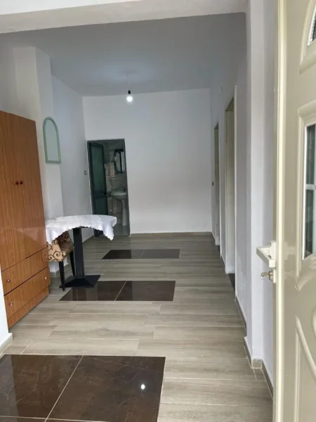 Tirane, jepet me qera apartament 1+1 Kati 1, 400 € (vilat amerikane)