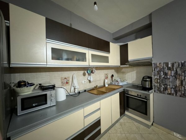 Tirane, jepet me qera apartament 1+1 Kati 3, 60 m² 400 € (Rruga Astrit Losha Astir)