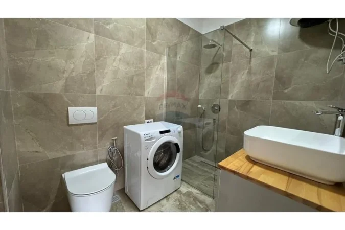 Tirane, jepet me qera apartament 1+1 , 65 m² 750 € (Qendër)