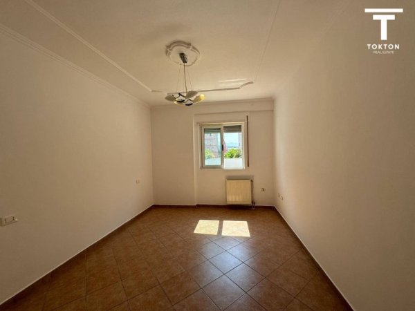 Tirane, shitet apartament 2+1 Kati 1, 113 m² 275.000 € (Komuna e Parisit) TT 1186