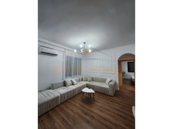 Tirane, jepet me qera apartament 2+1+Ballkon Kati 8, 85 m² 500 € (Yzberisht)