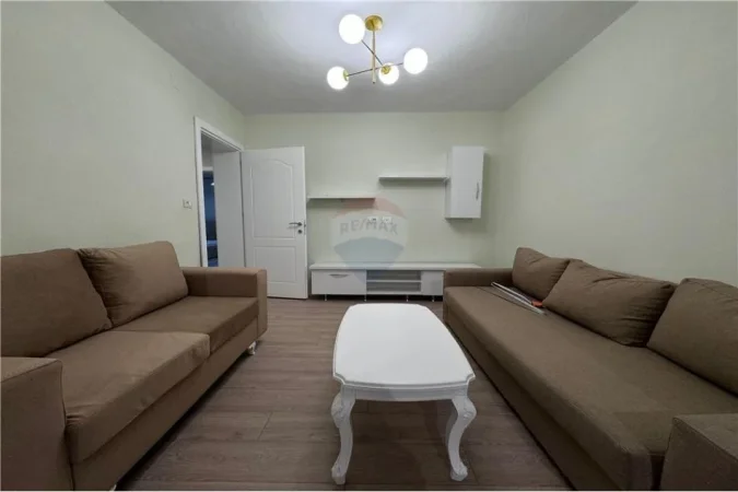 Tirane, jepet me qera apartament 3+1 Kati 2, 100 m² 600 € (Xhamlliku)