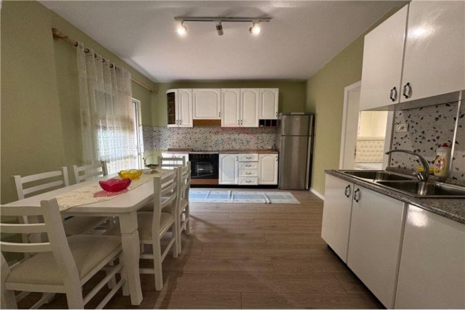Tirane, jepet me qera apartament 3+1 Kati 2, 100 m² 600 € (Xhamlliku)