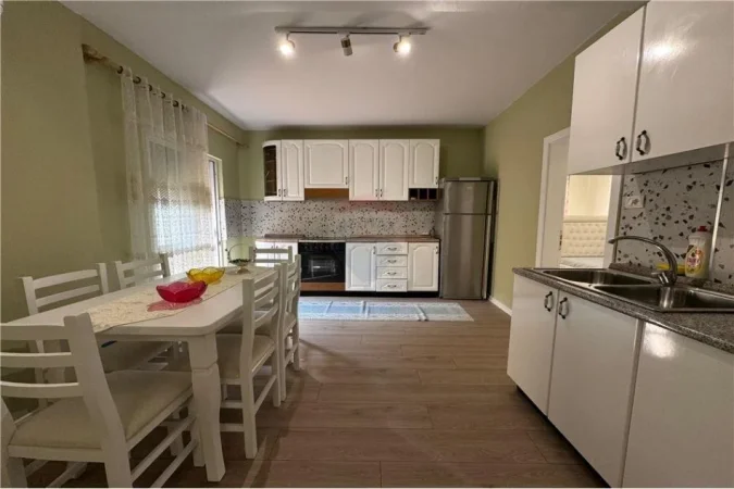 Tirane, jepet me qera apartament 3+1 Kati 2, 100 m² 600 € (Xhamlliku)