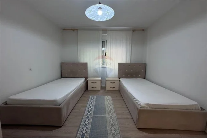 Tirane, jepet me qera apartament 3+1 Kati 2, 100 m² 600 € (Xhamlliku)