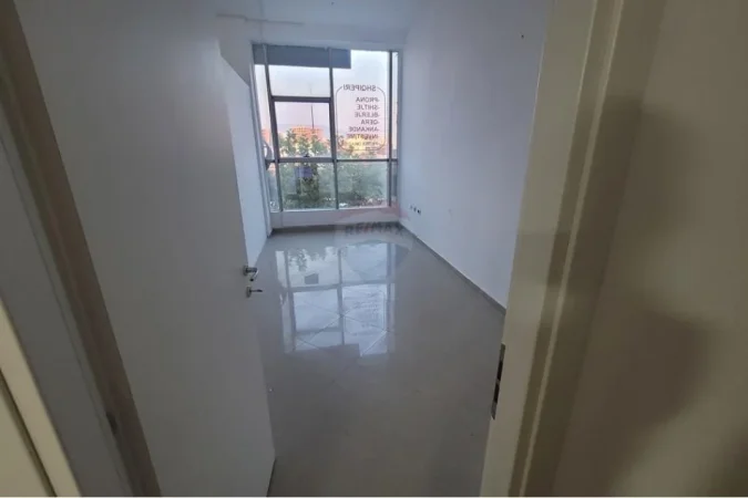 Tirane, jepet me qera zyre Kati 1, 50 m² 450 € (Astir)