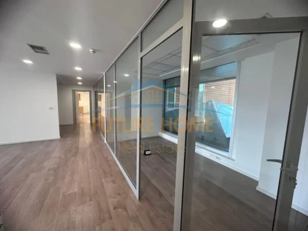 Tirane, jepet me qera ambjent biznesi Kati 4, 444 m² 11.500 € (Bulevardi Bajram Curri)