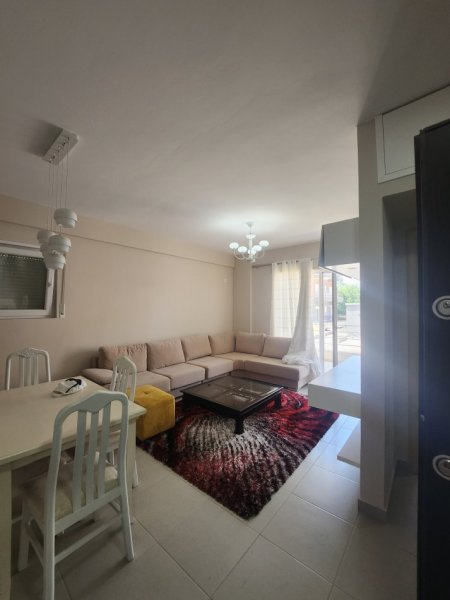 Tirane, jepet me qera 2+1 Kati 4, 500 € (Prane Xhamis se Selites)