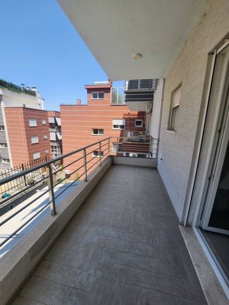 Tirane, jepet me qera 2+1 Kati 4, 500 € (Prane Xhamis se Selites)