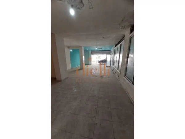 Tirane, shitet dyqan Kati 0, 143 m² 142.000 € (Brryl)