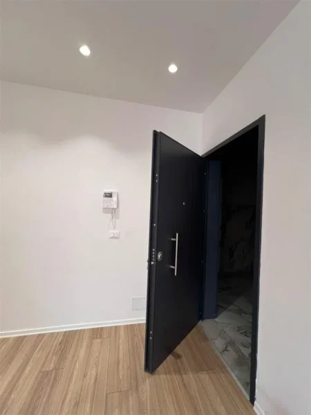 Tirane, jepet me qera zyre Kati 9, 160 m² 1.400 € (Rruga e Kavajes)