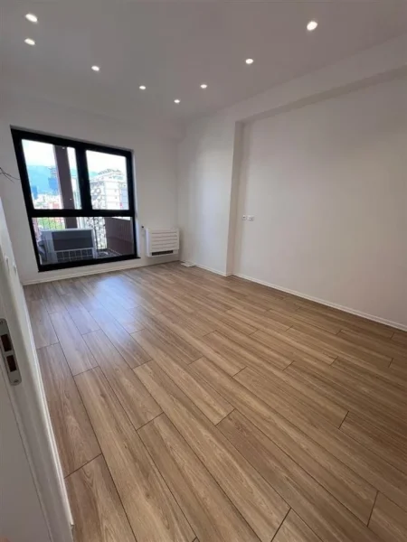 Tirane, jepet me qera zyre Kati 9, 160 m² 1.400 € (Rruga e Kavajes)