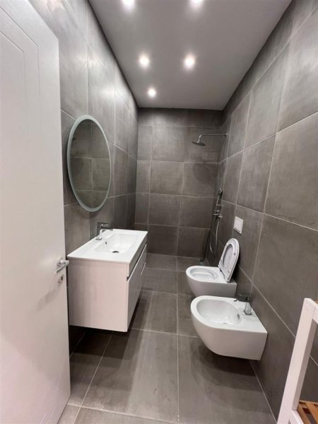 Tirane, jepet me qera zyre Kati 9, 160 m² 1.400 € (Rruga e Kavajes)