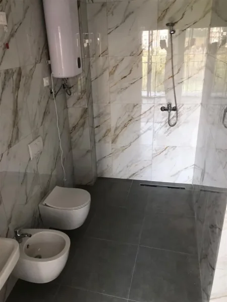 Tirane, jepet me qera zyre Kati 3, 120 m² 1.300 € (Vasil Shanto)