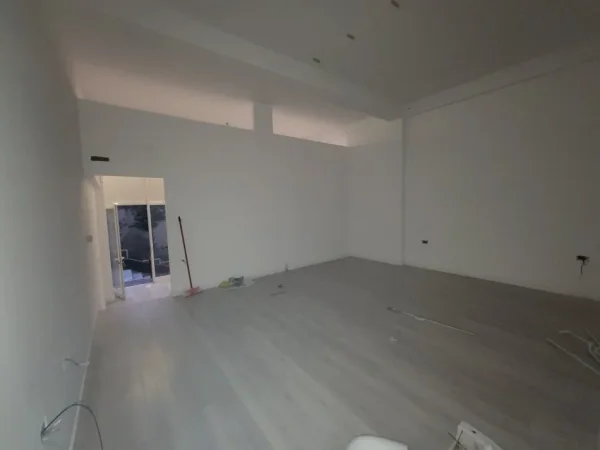 Tirane, shitet dyqan Kati 0, 65 m² 165.000 € (Rruga e Elbasanit)